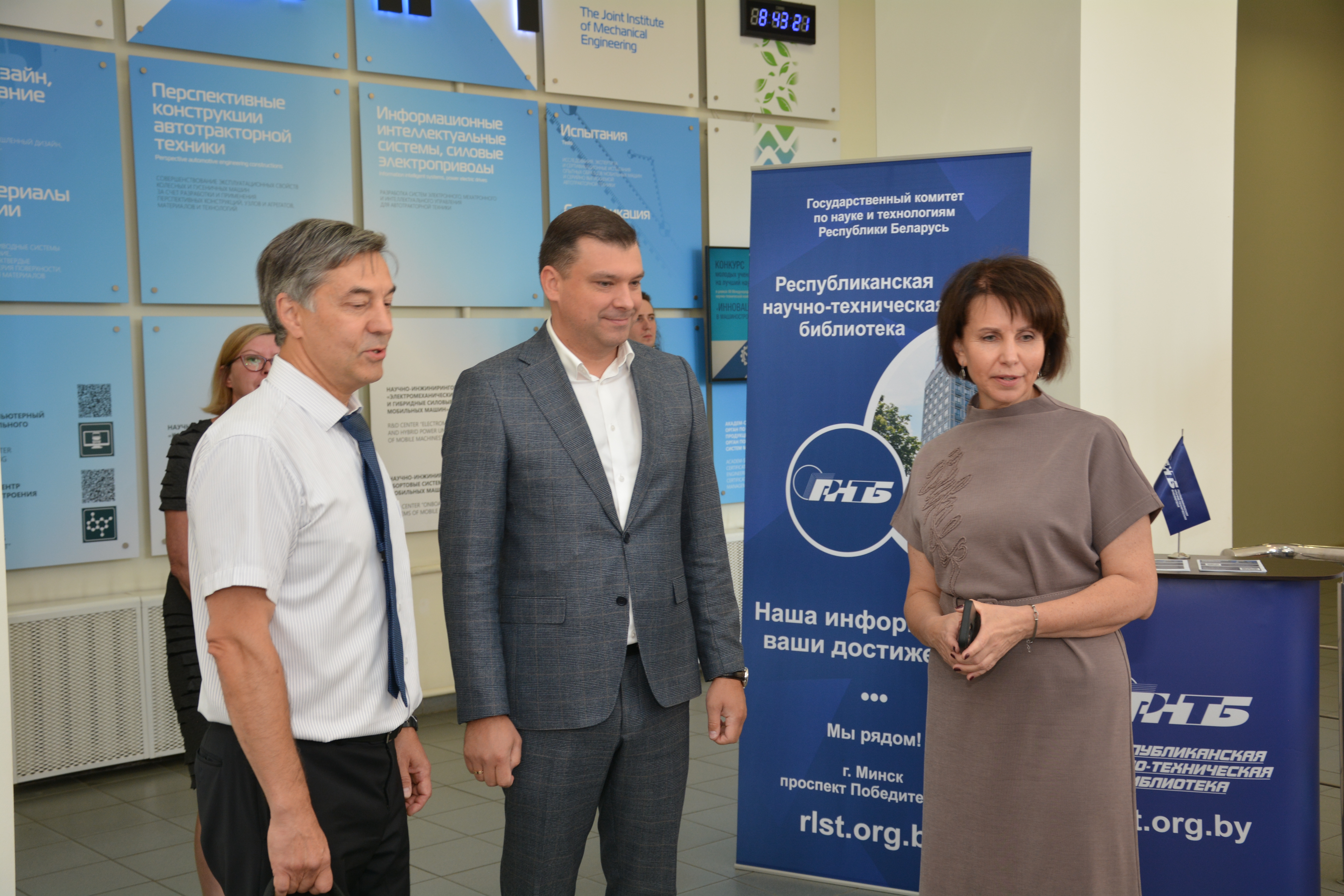 Осмотр выставки к конференции